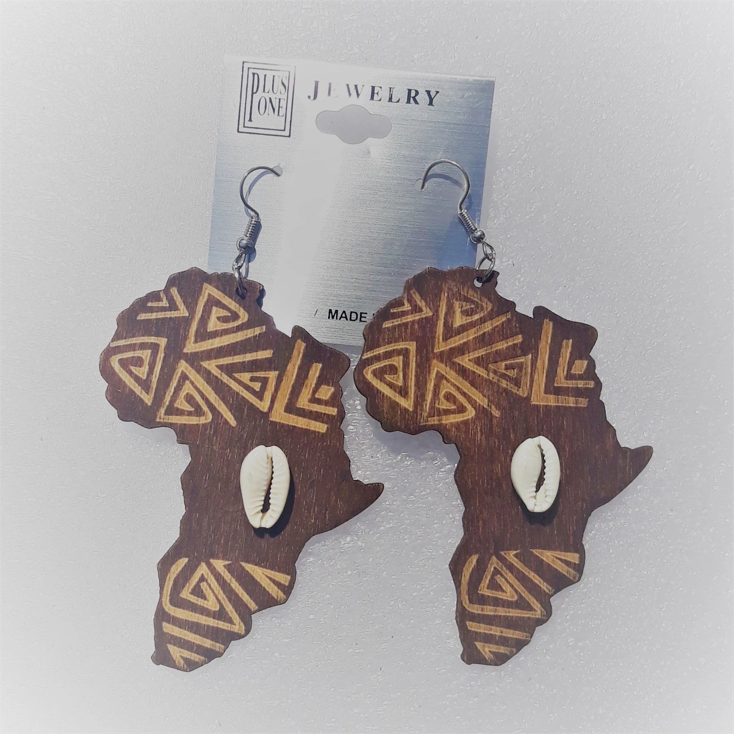 AFRICA wooden earrings with cowrie shells